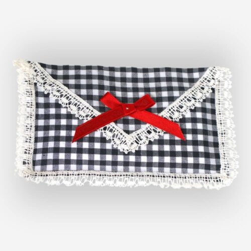 Porta pañuelos Gallegiña en diseño de cuadros con Encaje de Camariñas blanco | Ondas do Mar