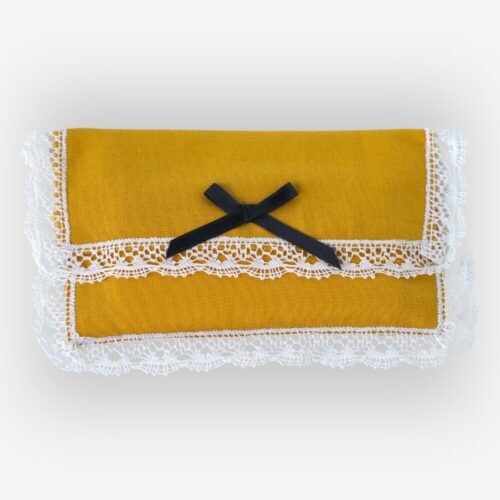 Porta pañuelos Sahara en color mostaza con Encaje de Camariñas blanco | Ondas do Mar