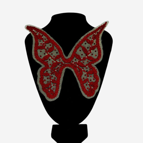 Broche Mariposa Encantada de encaje de Camariñas, joya artesanal única elaborada a mano con la tradición gallega. Diseño delicado y encantador que fusiona elegancia y naturaleza, ideal para añadir un toque exclusivo y sofisticado a tu look.