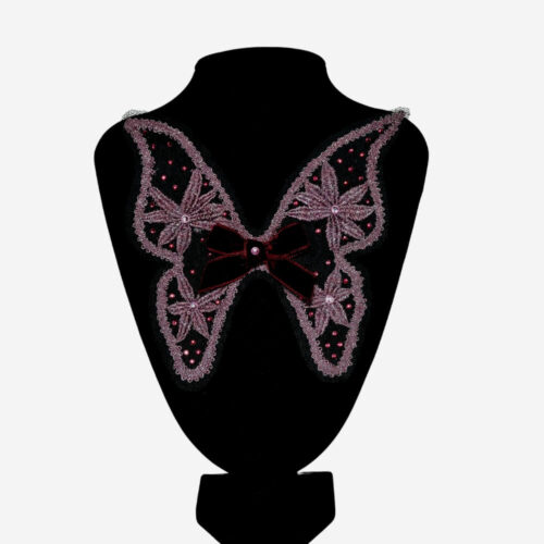 Broche Mariposa de encaje Romántica de Camariñas, joya artesanal única hecha a mano con la tradición gallega. Diseño delicado y elegante que combina la belleza de la naturaleza con un toque sofisticado, perfecto para complementar cualquier conjunto con un estilo exclusivo.