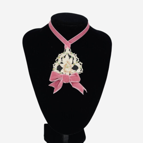 Colgante Coquette de Encaje de Ondas do Mar, joya artesanal única hecha a mano con la tradición gallega. Diseño elegante y moderno que fusiona la belleza del encaje con un estilo sofisticado, perfecto para resaltar tu look con un toque exclusivo y distintivo.