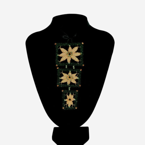 Colgante El Sapo Gallego con encaje de Camariñas, joya artesanal única hecha a mano con la tradición gallega. Diseño original y encantador que fusiona la delicadeza del encaje con un toque distintivo, ideal para resaltar tu estilo con elegancia y exclusividad.