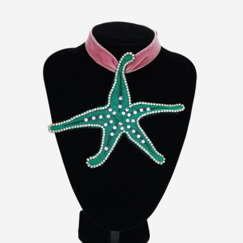 Colgante Estrella de Mar Camariñas, joya artesanal única hecha a mano con la tradición gallega. Diseño elegante y sofisticado que captura la esencia del mar, ideal para añadir un toque exclusivo y natural a tu look.