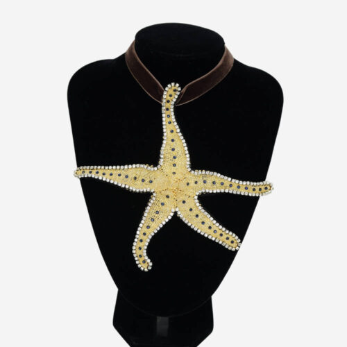 Colgante Estrella de Mar Gold de Encaje Ondas do Mar de Camariñas, joya artesanal única hecha a mano con la tradición gallega. Diseño elegante y exclusivo que combina el encaje delicado con un toque dorado, ideal para resaltar tu estilo con sofisticación y distinción.
