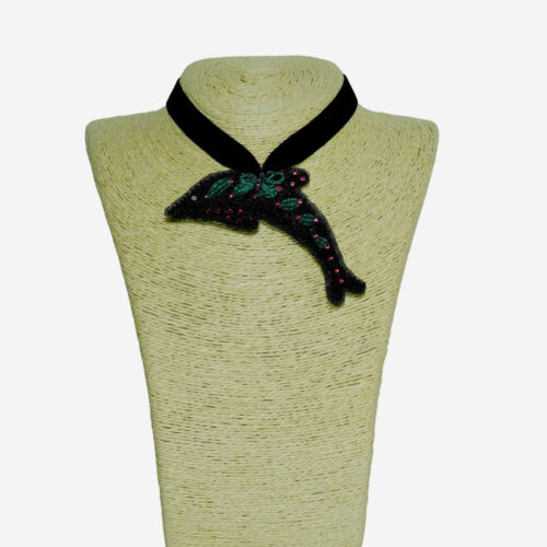 Colgante Marinero de encaje artesanal de Camariñas, joya única elaborada a mano con la tradición gallega. Diseño sofisticado y exclusivo que fusiona arte y estilo marítimo, ideal para añadir un toque elegante y distintivo a tu look.