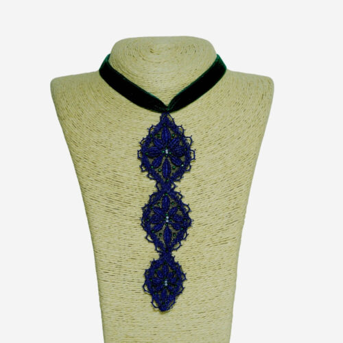 Colgante de encaje de Camariñas El Sapo Gallego Marinero, joya artesanal única elaborada a mano con la tradición gallega. Diseño original y encantador que combina el arte del encaje con un estilo marinero, ideal para añadir un toque exclusivo y elegante a tu look.