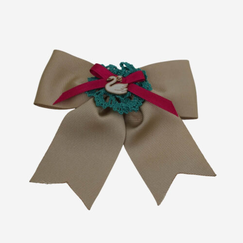 Gancho Cisne con encaje de Camariñas, joya artesanal única hecha a mano con la tradición gallega. Diseño elegante y delicado que fusiona la belleza del encaje con la gracia del cisne, perfecto para añadir un toque exclusivo y sofisticado a tu look.