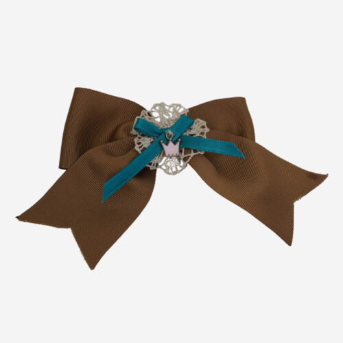 Gancho de lazo con detalle Princesa con encaje artesanal de Camariñas, accesorio único hecho a mano con la tradición gallega. Diseño elegante y sofisticado que combina la delicadeza del encaje con un toque de glamour, perfecto para añadir un detalle exclusivo y refinado a tu peinado.