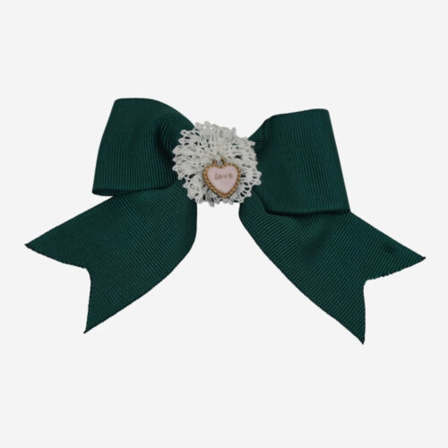 Gancho del pelo Corazón de Encaje Camariñas, accesorio artesanal único hecho a mano con la tradición gallega. Diseño delicado y elegante que combina la belleza del encaje con un toque romántico, ideal para darle un toque exclusivo y sofisticado a tu peinado.