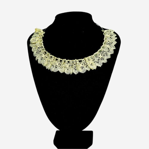 Gargantilla Mágica de encaje de Camariñas**, joya artesanal única hecha a mano con la tradición gallega. Diseño encantador y elegante que fusiona arte y moda contemporánea, ideal para añadir un toque exclusivo y sofisticado a tu look.