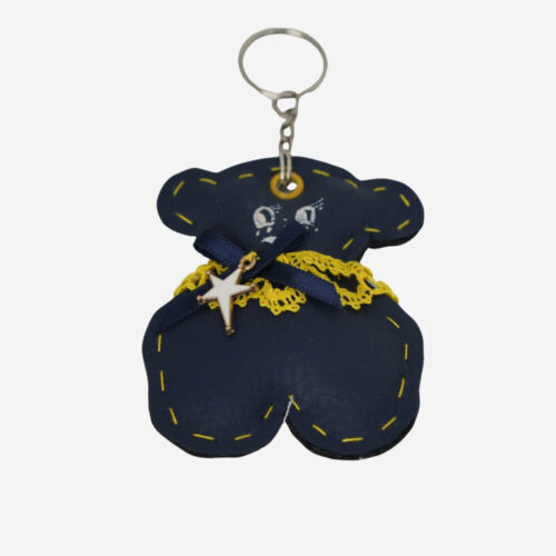 Llavero azul Osito con encaje hecho a mano por Josefina Campaña, CEO de la firma Ondas do Mar. Joya artesanal única que combina la suavidad del encaje con un diseño encantador, perfecto para añadir un toque exclusivo y personalizado a tus llaves o bolso.