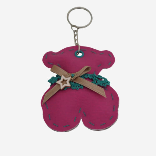 Llavero rosa Osito con encaje de Camariñas, accesorio artesanal único hecho a mano. Diseño delicado y encantador que fusiona la suavidad del encaje con la ternura del osito, ideal para agregar un toque exclusivo y encantador a tus llaves o bolso.