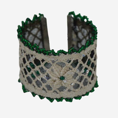 Pulsera Esmeralda con encaje artesanal de Camariñas, hecha a mano por la firma Ondas do Mar. Joya única que combina la elegancia del encaje con el color vibrante de la esmeralda, perfecta para añadir un toque exclusivo y sofisticado a tu muñeca.