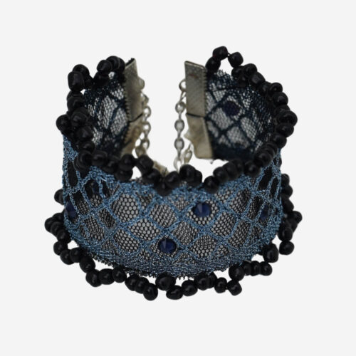 Pulsera Goyesca con encaje único de Camariñas de la firma Ondas do Mar, joya artesanal hecha a mano que fusiona la delicadeza del encaje con un diseño elegante y sofisticado. Ideal para añadir un toque exclusivo y lleno de historia a tu estilo.