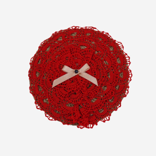 Tocado de encaje rojo con lazo para el pelo, pieza hecha a mano por la diseñadora y palillera Josefina Campaña. Accesorio exclusivo que combina la delicadeza del encaje con un diseño elegante y sofisticado, ideal para darle un toque único y elegante a tu peinado.