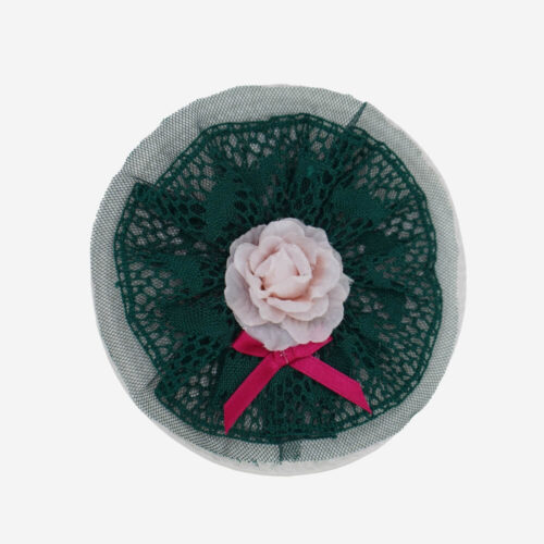 Tocado de encaje verde con flor rosa, pieza única hecha a mano con encaje de Camariñas. Accesorio exclusivo que combina la delicadeza del encaje con un diseño floral elegante, perfecto para añadir un toque sofisticado y original a tu look.