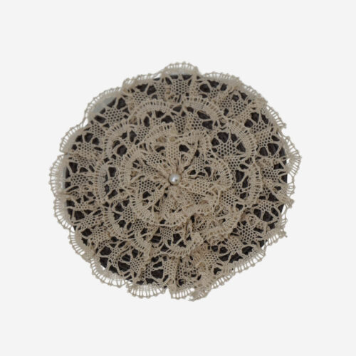 Tocado nude con forma de flor de encaje, creado por la firma Ondas do Mar. Accesorio artesanal único que combina la delicadeza del encaje con un diseño floral elegante, perfecto para añadir un toque exclusivo y sofisticado a tu look.